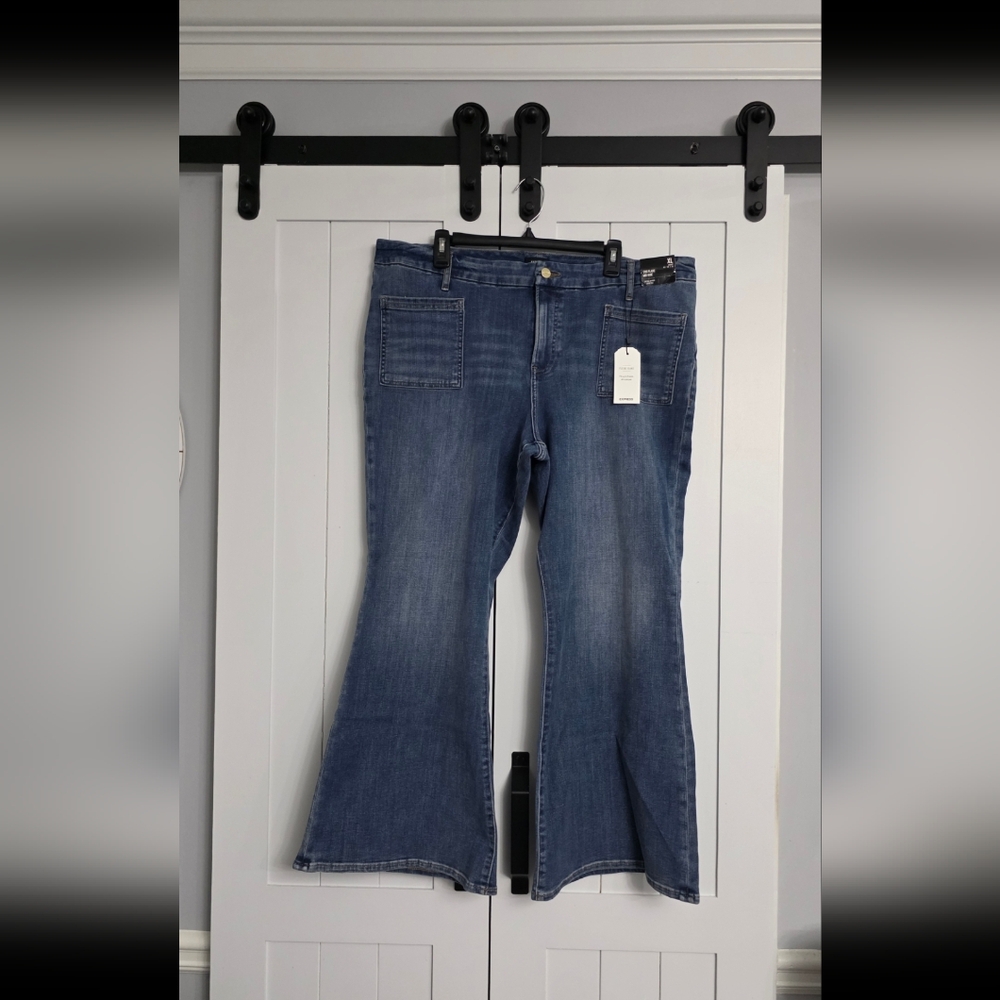 Express Mid Rise Medium Wash Patch Pocket FlexX '70s Flare Jeans. NEW!